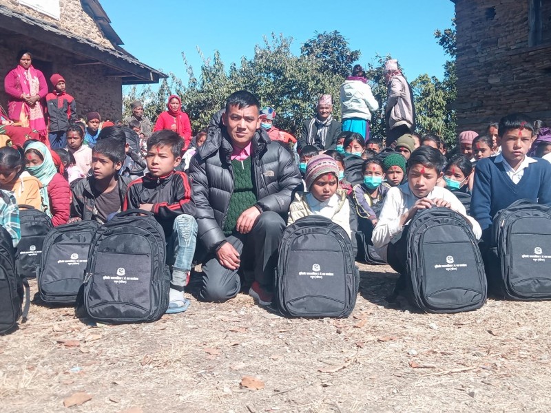 ८० विपन्न विद्यार्थीलाई झोला र कपी,कलम